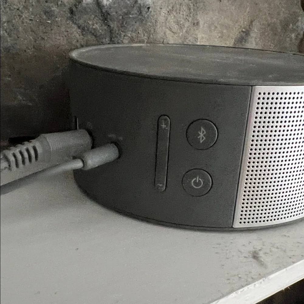 $80 Williams Sonoma Gray Bluetooth Loudspeaker Device w/Power cord iPhone IPad